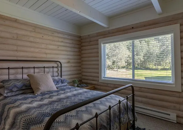Spacious Mountain-view Retreat With Deck Slide & Jacuzzi Near Outdoor Trails In Lincoln, Wyoming